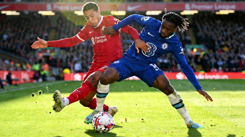 英格兰超级联赛比赛精彩瞬间 - 球员在绿茵场上激烈拼抢